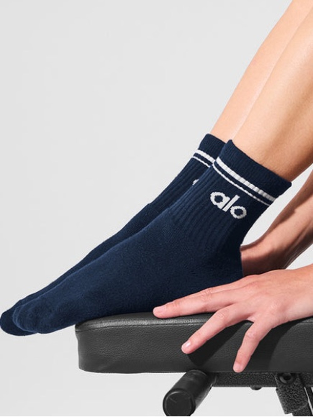 NWT alo yoga Unisex Half-Crew Throwback Sock in Navy n white size medium